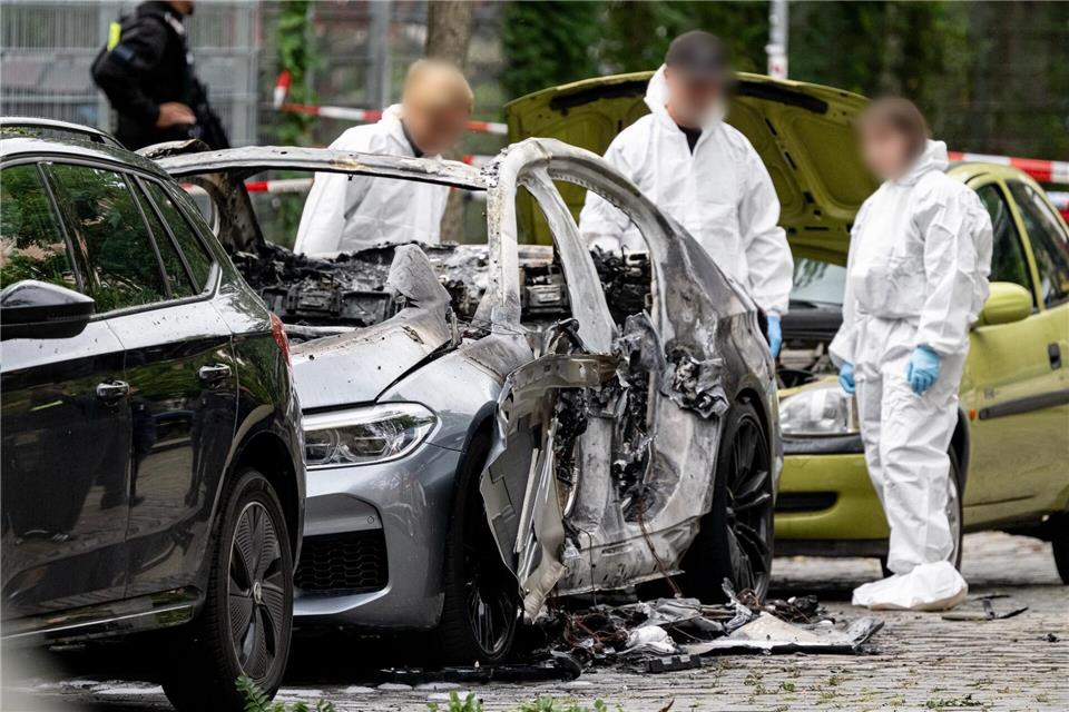 Heftige Explosion zerstört Auto – 22-Jähriger verletzt Bei einer Explosion in Berlin-Schönberg wurden ein Auto zerstört und ein junger Mann schwer verletzt. Fabian Sommer/dpa