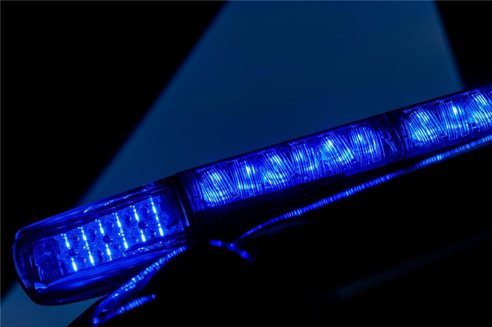 Bei einer Explosion in Köln sind mehrere Fahrzeuge beschädigt worden. (Symbolbild)  Rolf Vennenbernd/dpa