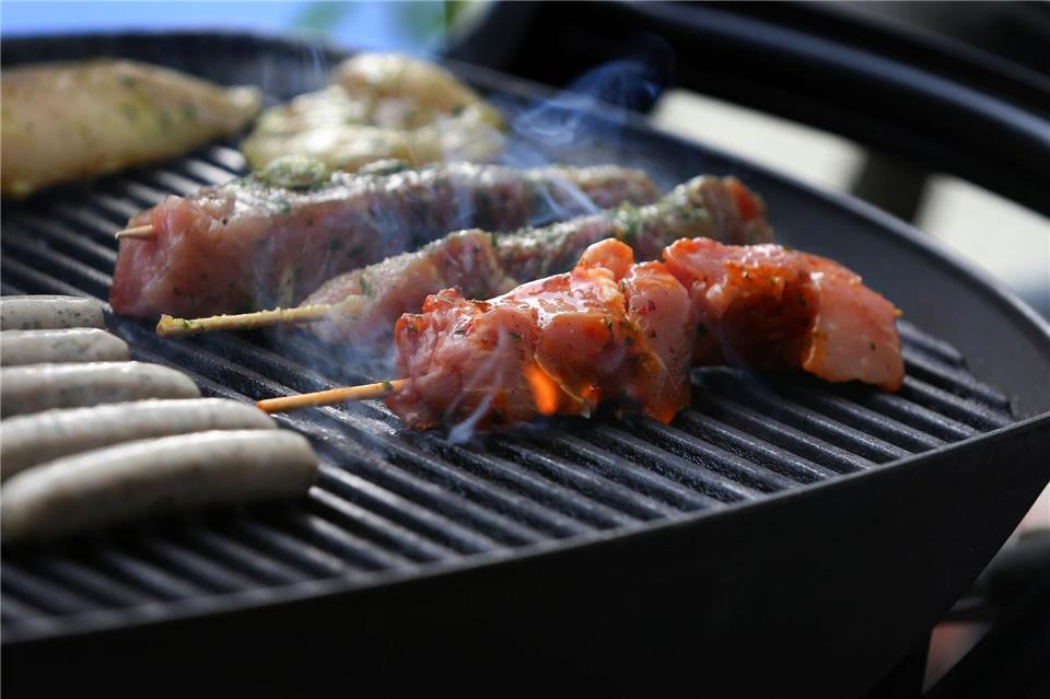 Bei einer Firmenfeier in Wiesloch ist ein Gasgrill in Brand geraten. (Symbolbild)Karl-Josef Hildenbrand/dpa