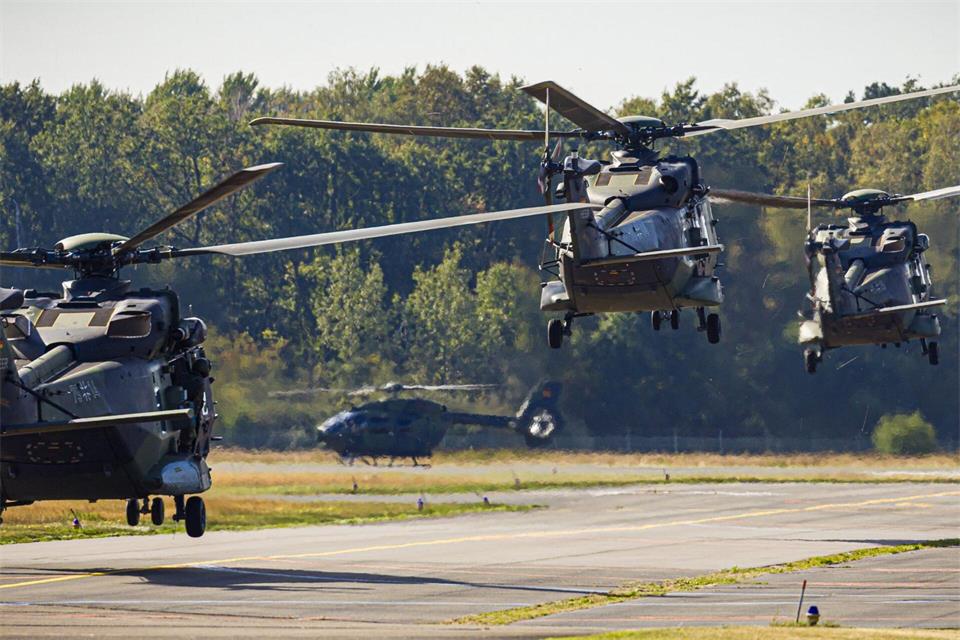 Bei einer Flugvorführung der Heeresfliegertruppe waren mehr als 35 Hubschrauber in der Luft. Moritz Frankenberg/dpa