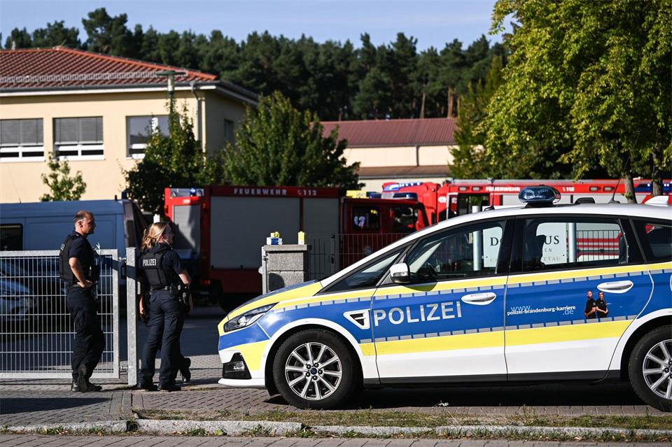 Bei einer Gewalttat an einem Schulcampus in Gosen-Neu Zittau in Brandenburg sind zwei Menschen ums Leben gekommen.Britta Pedersen/dpa