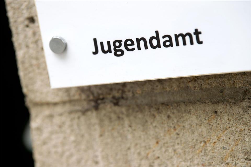 Bei einer Kindeswohlgefährdung etwa durch psychische oder körperliche Misshandlungen greift das Jugendamt ein. (Archivbild)Arno Burgi/dpa-Zentralbild/dpa