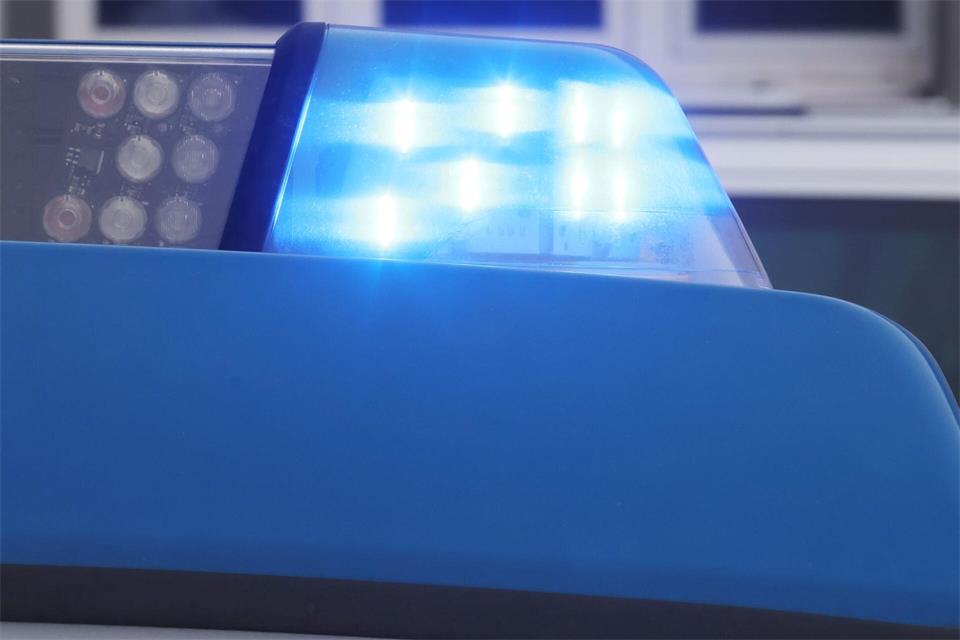 Bei einer Kita in Wolfsburg kommt es zu einem größeren Polizei und Feuerwehreinsatz. (Symbolbild)Bodo Schackow/dpa