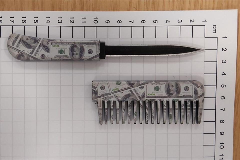 Bei einer Kontrolle am Kölner Flughafen flog ein vermeintlicher Kamm als getarntes Messer auf. (Handout)--/Bundespolizeidirektion Sankt Augustin/dpa