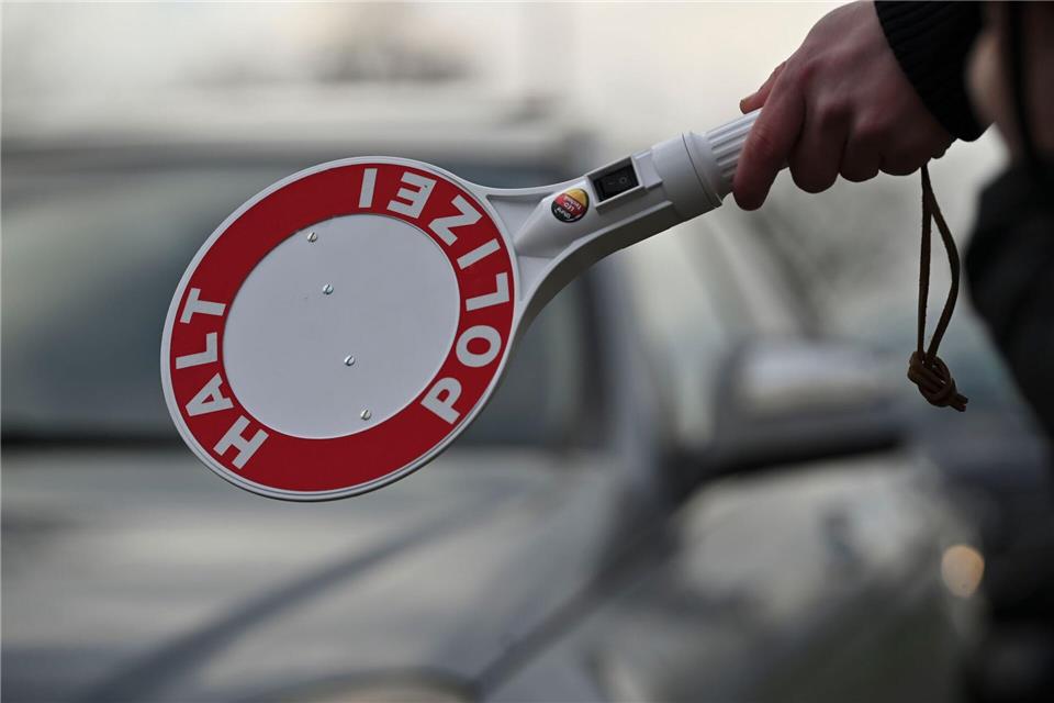 Bei einer Kontrolle auf der Autobahn 8 in Oberbayern stellte die Polizei 10 Kilo Haschisch sicher. (Symbolbild)Katharina Kausche/dpa