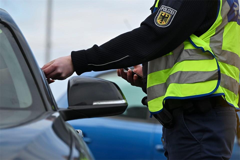 Bei einer Kontrolle durch die Bundespolizei versuchte ein gesuchter 37-Jähriger zu Fuß zu flüchten. (Symbolbild)Katharina Kausche/dpa