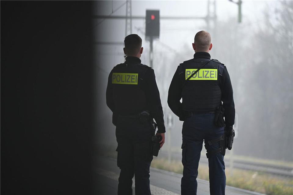 Bei einer Kontrolle erwischte die Polizei fünf Menschen, die über die Gleise laufen wollten. (Symbolbild)Katharina Kausche/dpa