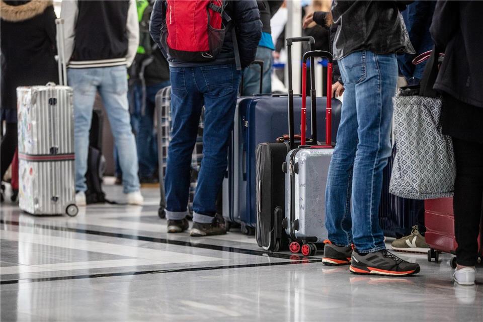 Bei einer Kontrolle finden die Beamten Messer im Handgepäck. (Symbolbild)Christoph Schmidt/dpa