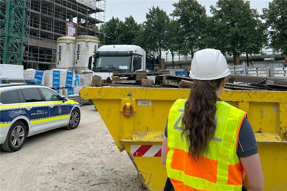 Bei einer Kontrolle haben Zöllnerinnen und Zöllner auf einer Kieler Großbaustelle diverse Verstöße festgestellt. (Handout)Gabriele Oder/HZA Kiel/dpa