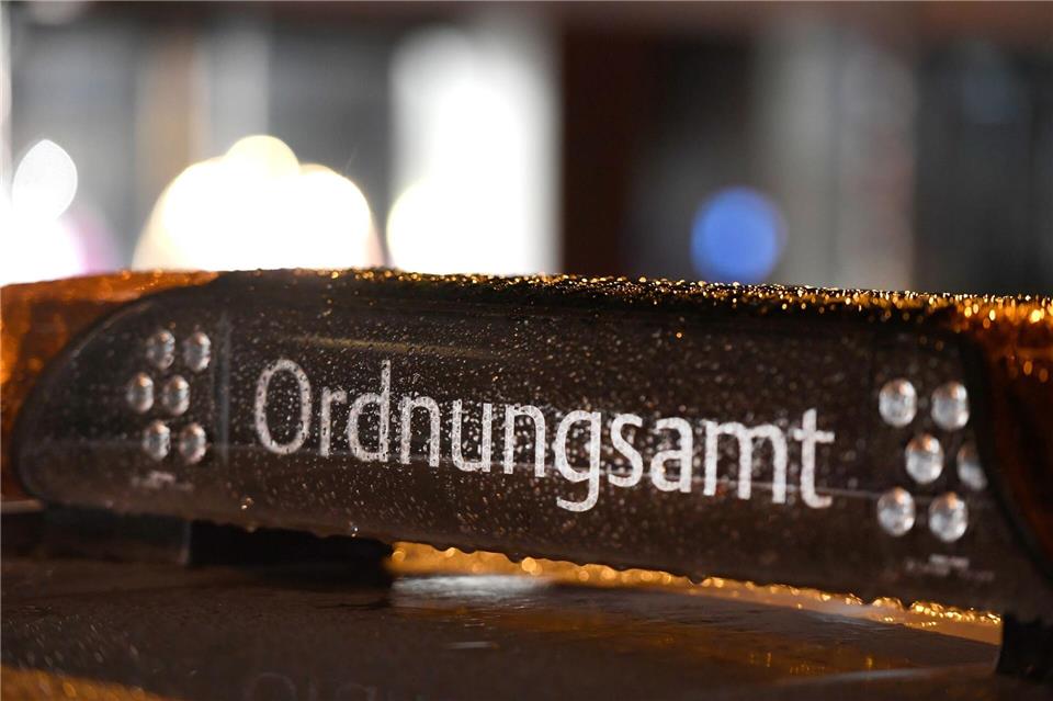 Bei einer Kontrolle soll eine Frau in Köln einen Ordnungsamtsmitarbeiter mit Benzin übergossen haben. (Illustration)Roberto Pfeil/dpa