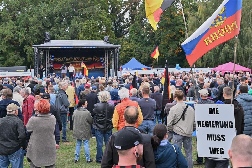 Bei einer Kundgebung der AfD im ostbrandenburgischen Fürstenwalde kam es vereinzelt auch zu Auseinandersetzungen. Nach Angriffen auf YouTuber ermittelt die Polizei.Patrick Pleul/dpa