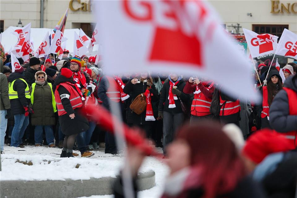 Bei einer Kundgebung in Leipzig fordern Lehrkräfte und pädagogische Fachkräfte mehr Geld und Entlastung.Jan Woitas/dpa