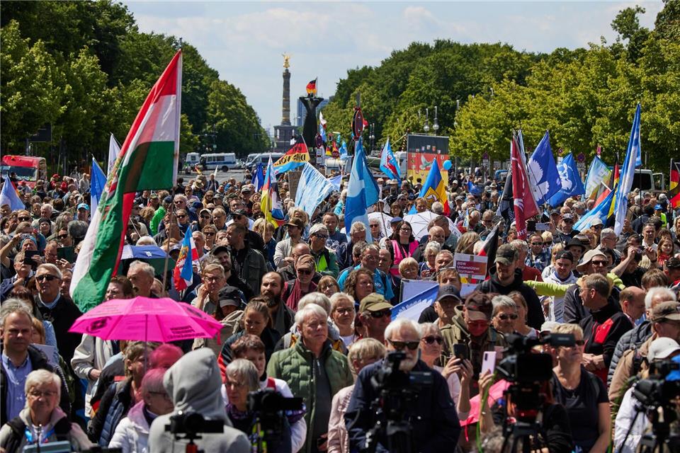 Bei einer Kundgebung vor dem Brandenburger Tor versammelten sich Hunderte von Demonstranten unter anderem mit vielen Friedensfahnen.Jörg Carstensen/dpa