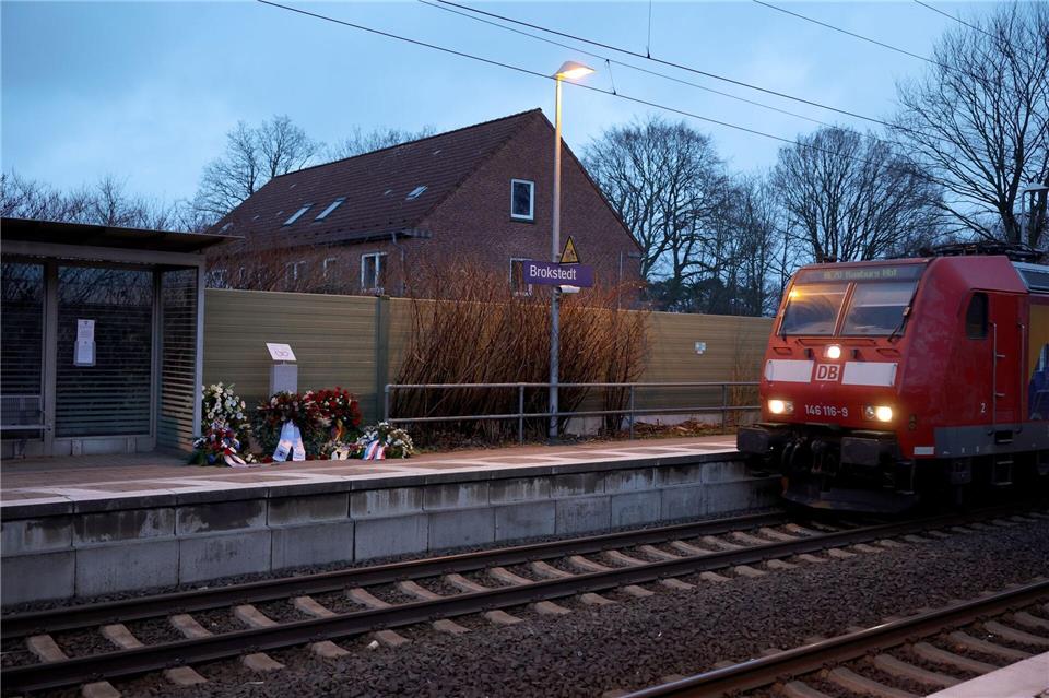 Bei einer Messerattacke in einem Zug bei Brokstedt sterben im Januar 2023 zwei Menschen. (Archivbild) Christian Charisius/dpa
