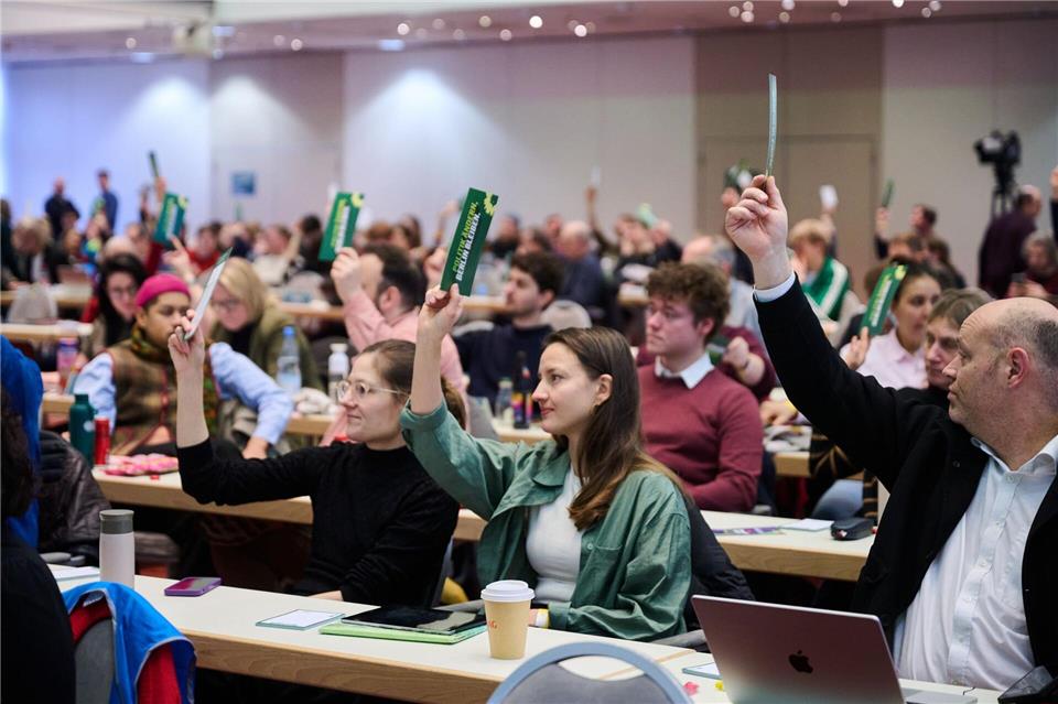 Bei einer Mitgliederversammlung der Grünen können deutlich mehr Parteianhänger abstimmen als bei normalen Parteitagen. (Archivbild)Annette Riedl/dpa