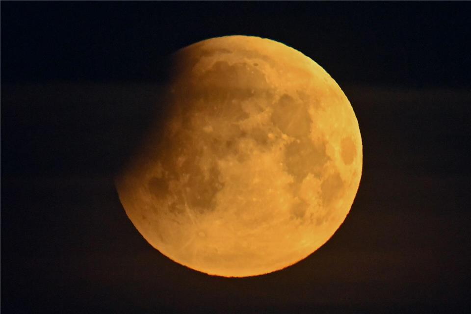 Bei einer Mondfinsternis leuchtet der Mond rötlich. (Archivbild)Patrick Pleul/dpa