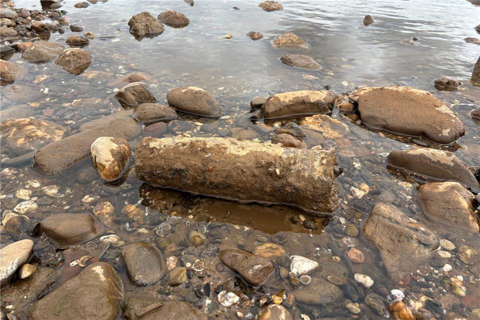 Bei einer Müllsammelaktion am Rhein haben Mitglieder der Initiative Blockblocks Cleanup eine Granate in Düsseldorf entdeckt.Victoria Blocksdorf/Blockblocks Cleanup/dpa