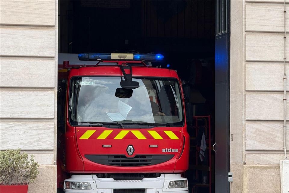 Bei einer Party ist in Paris der Boden einer Wohnung eingebrochen und 20 Menschen sind verletzt worden. (Symbolfoto).Rachel Boßmeyer/dpa