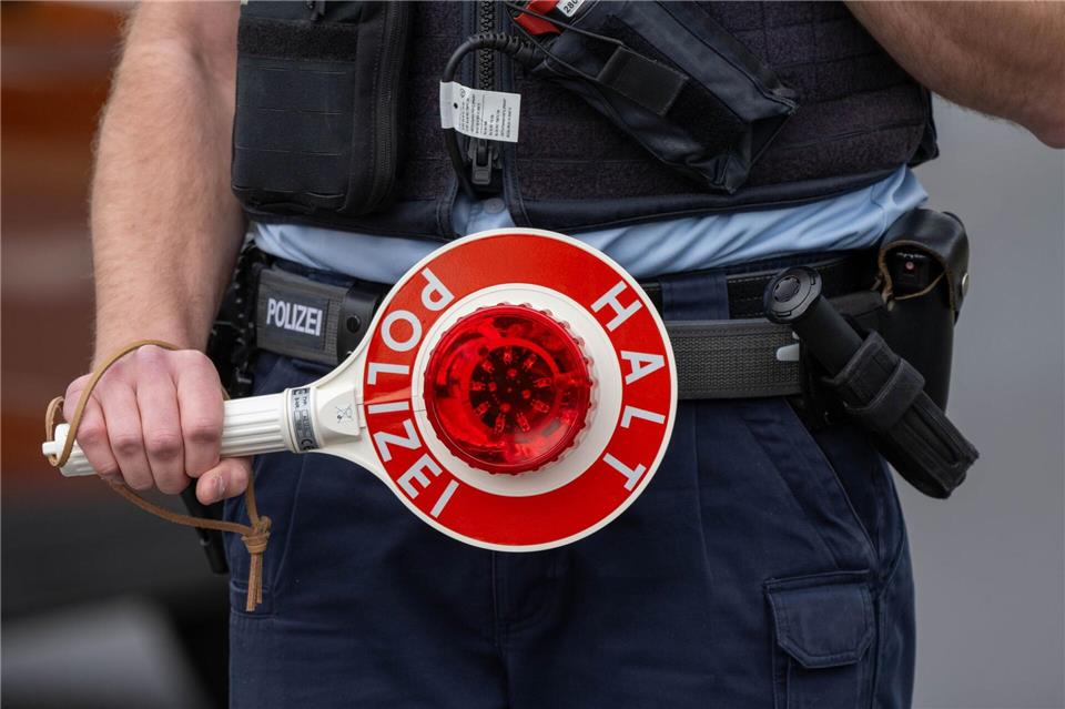 Lkw-Fahrer fast nonstop von Spanien bis Hessen am Steuer Bei einer Polizei-Kontrolle fällt ein Lkw-Fahrer auf, der gefährlich lange am Steuer saß (Symbolbild).Stefan Sauer/dpa