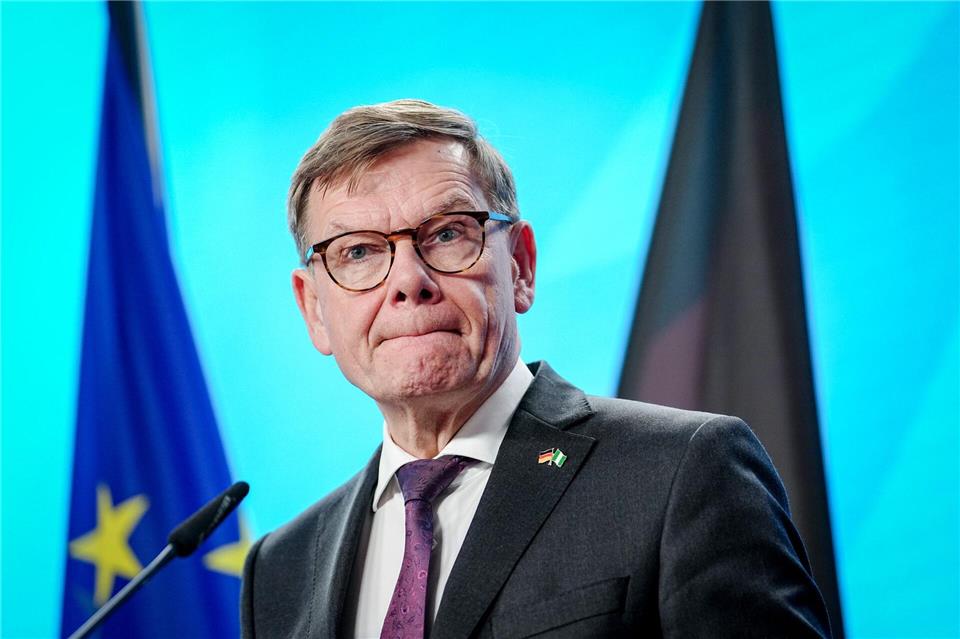 Bei einer Pressekonferenz in Berlin erklärt sich Außenminister Johann Wadephul (CDU) ausführlich zu den Irritationen über seine Asyl-Äußerungen in Syrien.Kay Nietfeld/dpa