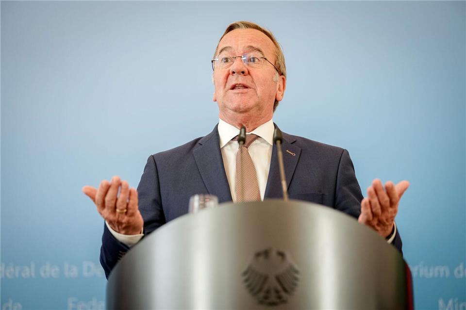 Bei einer Pressekonferenz wird Verteidigungsminister Boris Pistorius (SPD) auf die Eckpunkte für den Zivilschutz angesprochen. Kay Nietfeld/dpa