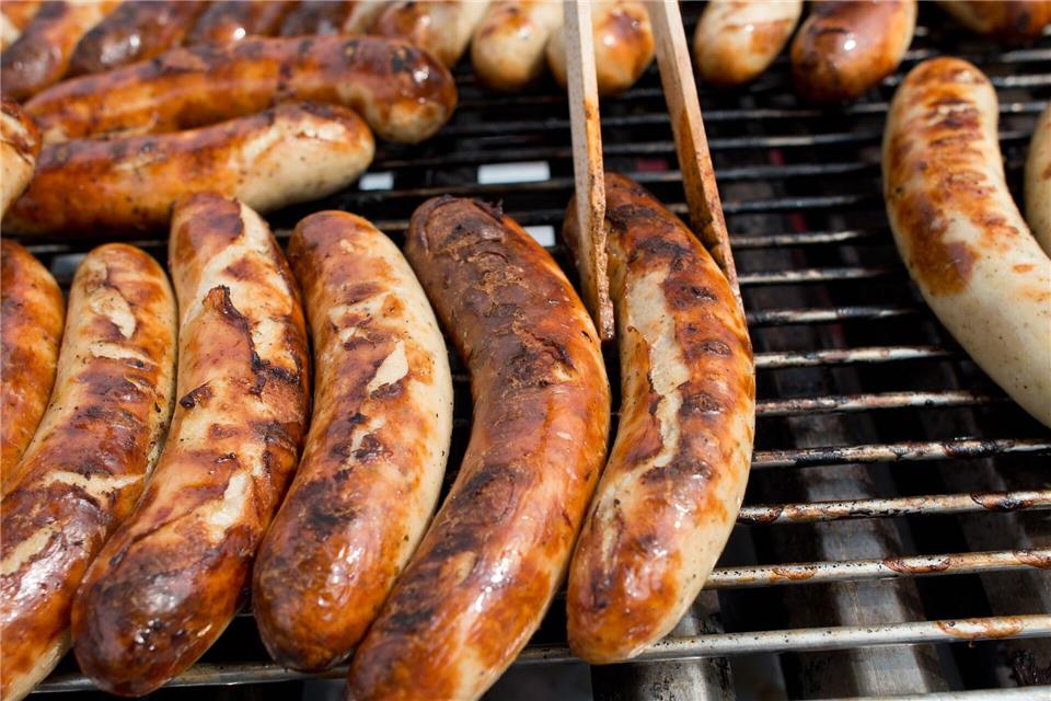 Bei einer Protestveranstaltung am 14. Februar gegen die Schließung des Eberswalder Wurstwerks soll auch gegrillt werden. (Symbolbild)Patrick Pleul/dpa