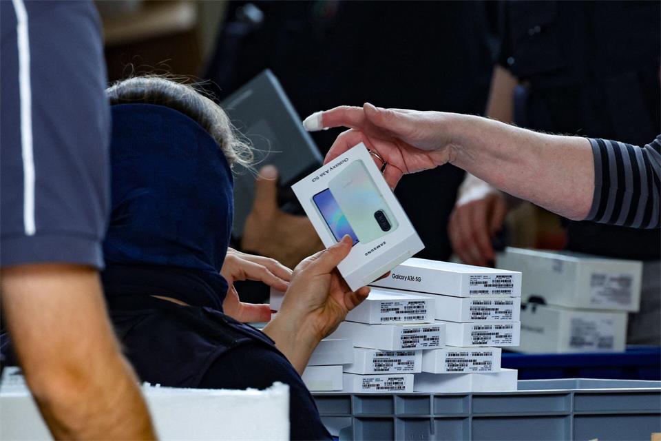 Bei einer Razzia stellte der Zoll etliche Handys sicher. Wer beim Smartphone-Kauf Betrug vermutet, kann prüfen, ob das Gerät wirklich neu ist.picture alliance/dpa