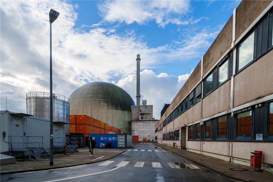 Bei einer Routine-Überprüfung in einem Lager des Block B des kernbrennstoff-freien früheren Atomkraftwerks Biblis ist Korosion und ein Flüssigkeitsaustritt an einem 200-Liter-Fass festgestellt worden. Das Ereignis sei nach einer internationalen Skala mit der Stufe 0 bewertet worden, teilte das hessische Umweltministerium mit - das heiße, es habe „keine oder sehr geringe sicherheitstechnische Bedeutung“.   Andreas Arnold/dpa