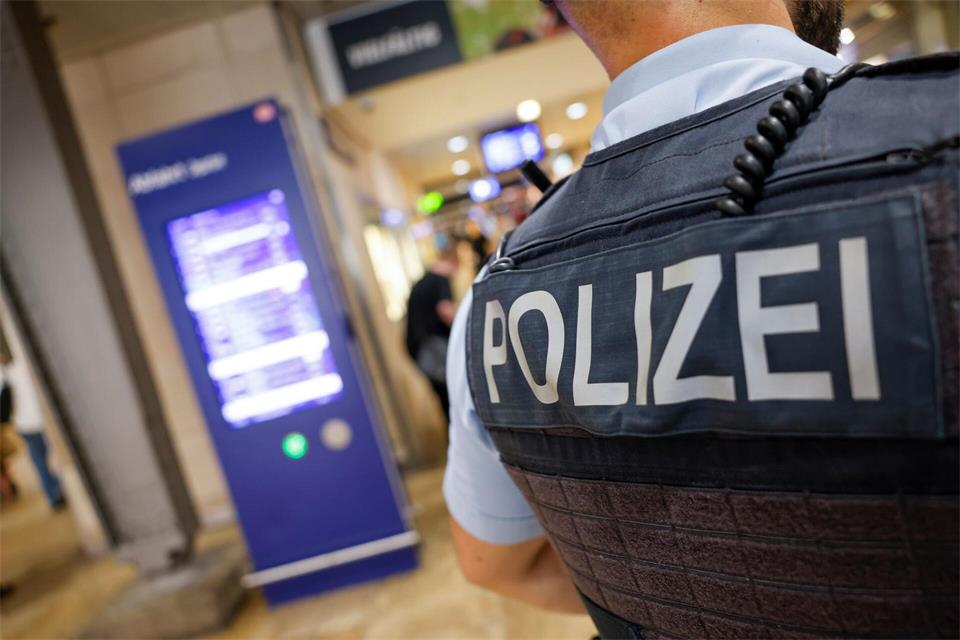Bei einer Routinekontrolle ging der Polizei ein mehrfach gesuchter Mann in die Maschen. (Symbolbild)Thomas Banneyer/dpa