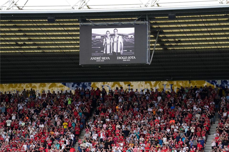 Bei einer Schweigeminute ringen Fans und Spieler um Fassung.Martin Rickett/PA Wire/dpa