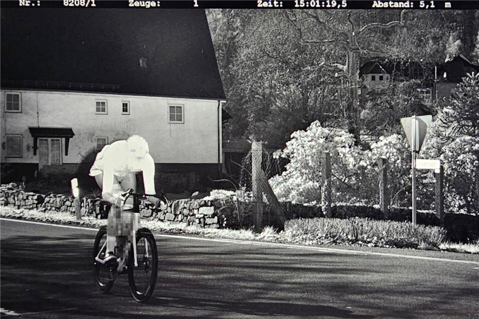 Bei einer Tempo-Kontrolle der Polizei wurde ein Radfahrer in einer 30er-Zone bei 59 km/h erfasst. Polizei Märkischer Kreis/dpa