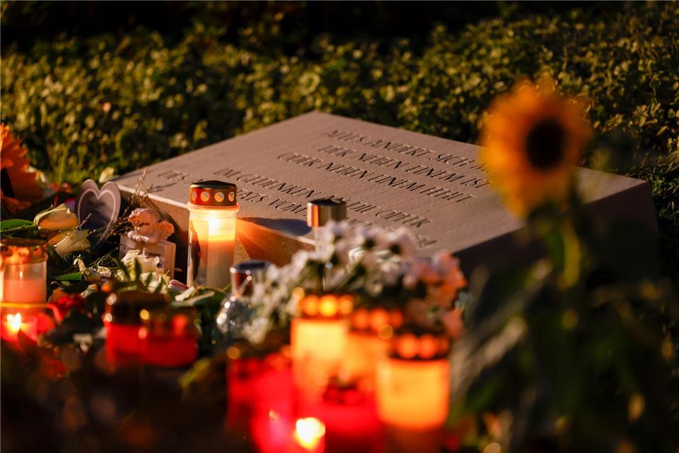 Bei einer Trauerfeier zur Tatzeit am Abend wurden viele Kerzen entzündet. Thomas Banneyer/dpa