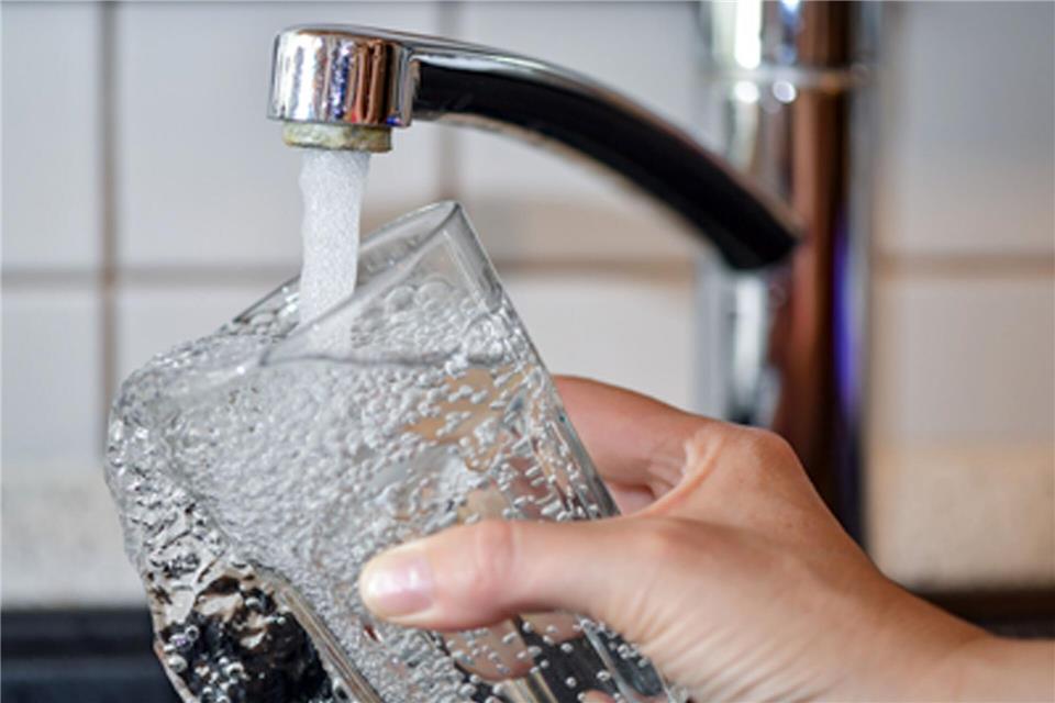 Bei einer Trinkwasseruntersuchung in Zehdenick wurde eine Überschreitung des Grenzwertes für Bromat festgestellt. (Symbolbild) Patrick Pleul/dpa-Zentralbild/ZB