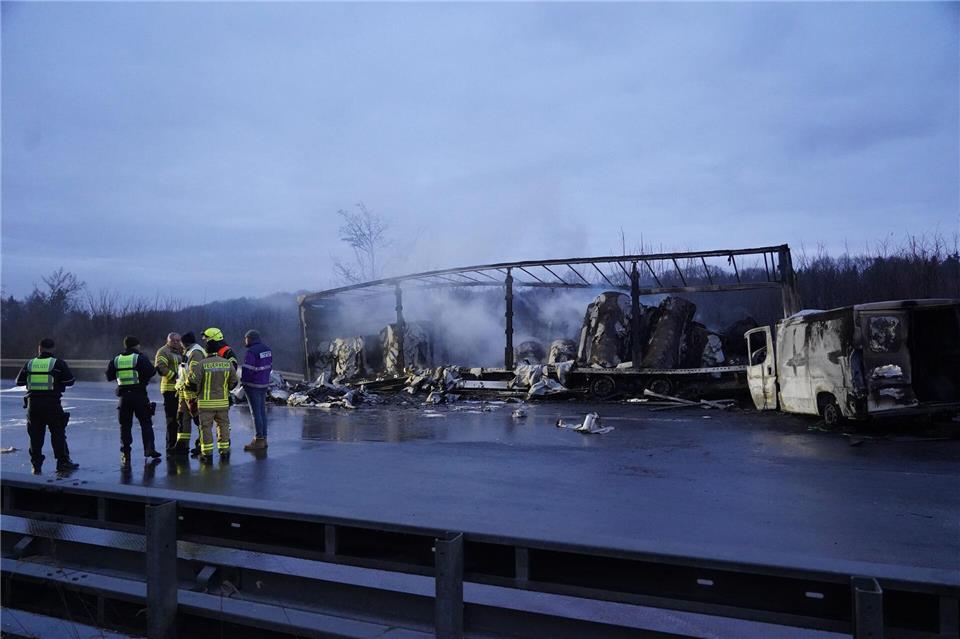 Bei einer Unfallserie auf der A44 geriet ein mit Papier beladener Sattelauflieger in Brand. Christian Müller/dpa