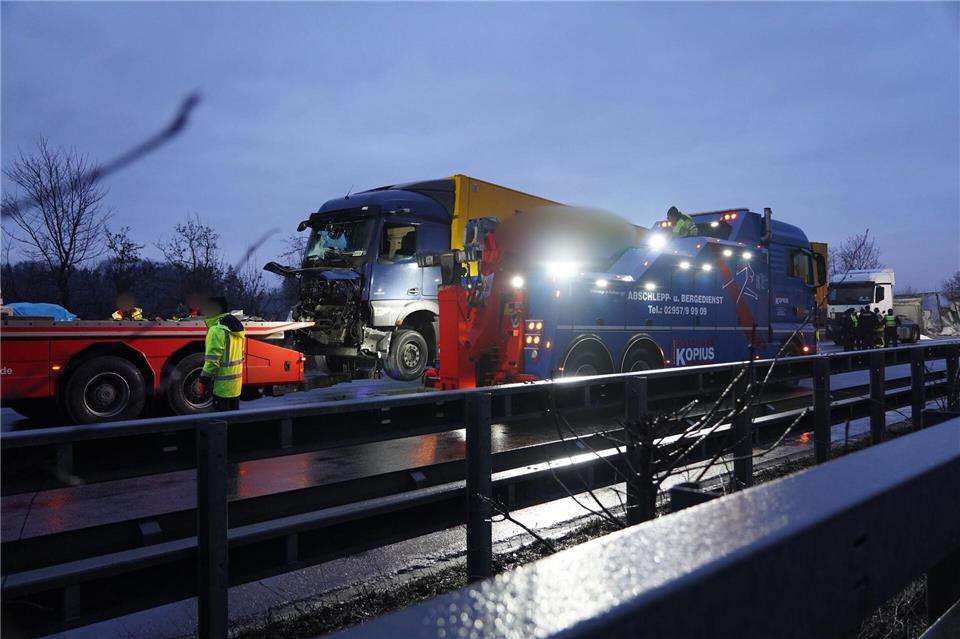 Bei einer Unfallserie aufgrund von Glätte auf der A44 kam auch der Fahrer eines Lastwagens ums Leben.Christian Müller/dpa