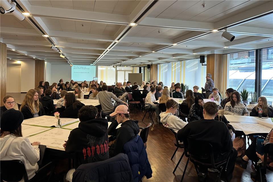 Bei einer Veranstaltung im Vennehof erklärten 68 Borkener Schüler ihre Wünsche und Ideen für die Stadt.