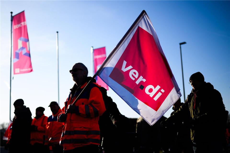 Bei einer Verdi-Kundgebung in Hannover gingen rund 400 Beschäftige auf die Straße. Julian Stratenschulte/dpa