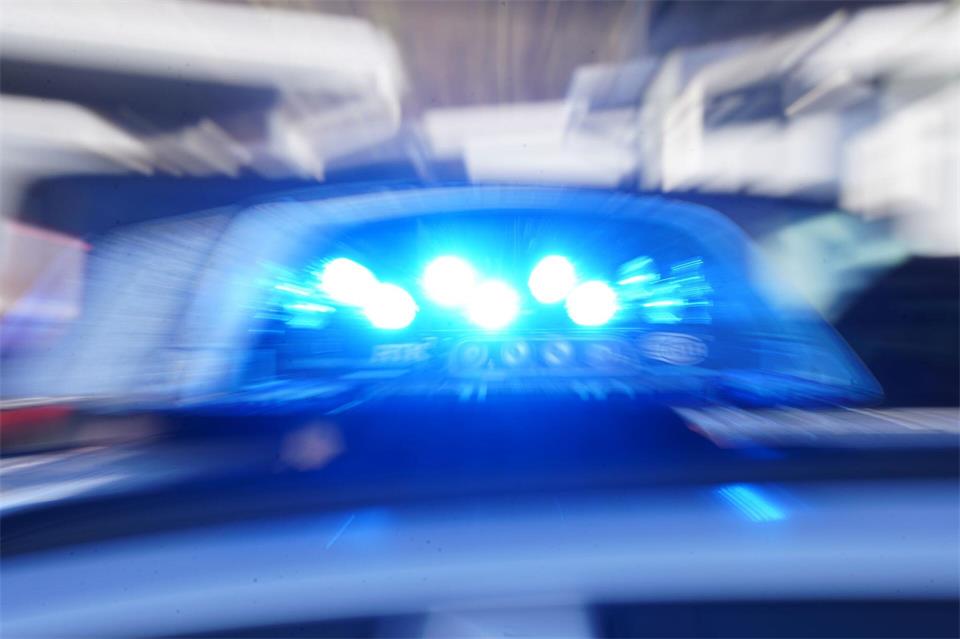 Bei einer Verfolgungsfahrt ist ein Auto in Lauterbach in ein Gleisbett gestürzt. (Symbolbild)Marcus Brandt/dpa