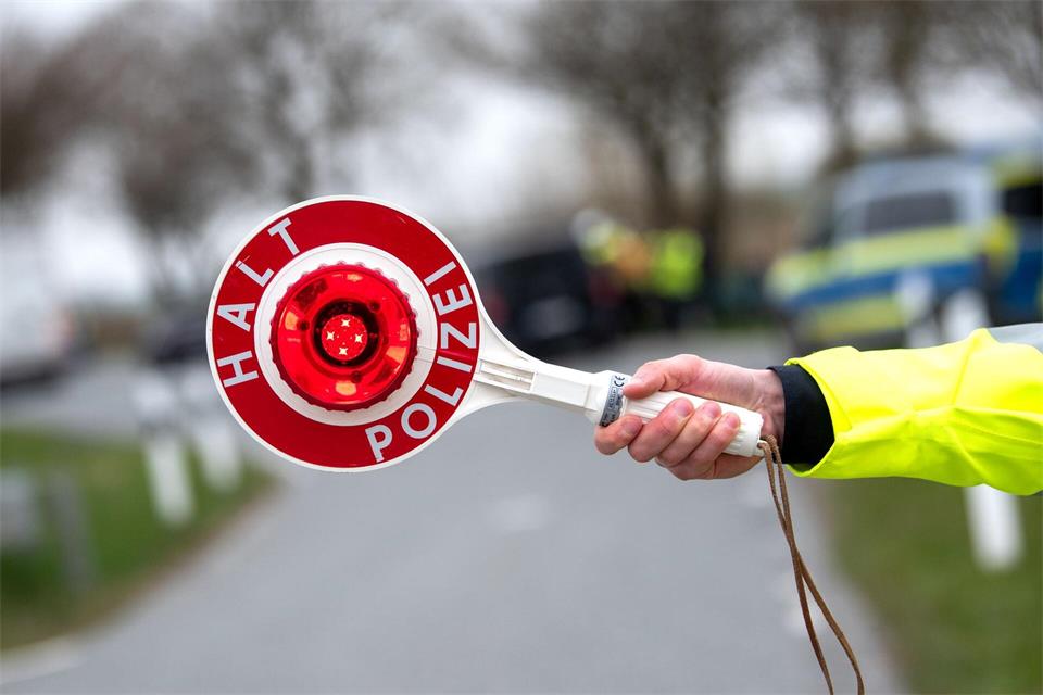 Bei einer Verkehrskontrolle fiel auf, dass der Paketfahrer ein Fahrverbot hatte. (Symbolbild)Daniel Bockwoldt/dpa