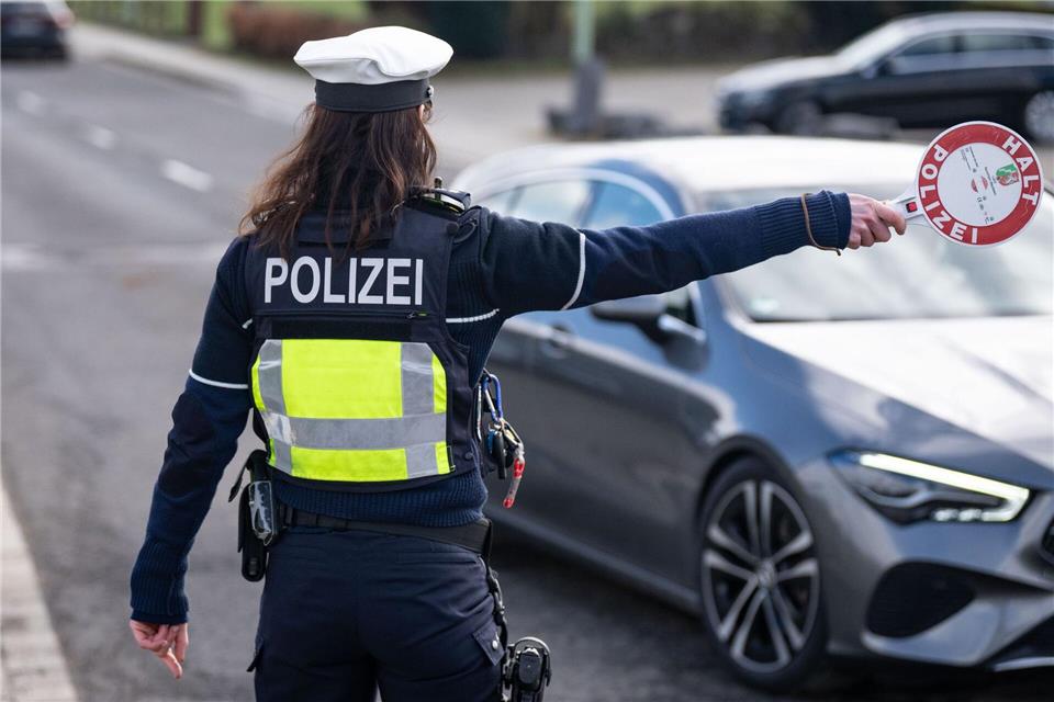 Bei einer Verkehrskontrolle findet die Polizei im Auto eines Mannes Crystal Meth. (Symbolbild)Benjamin Westhoff/dpa