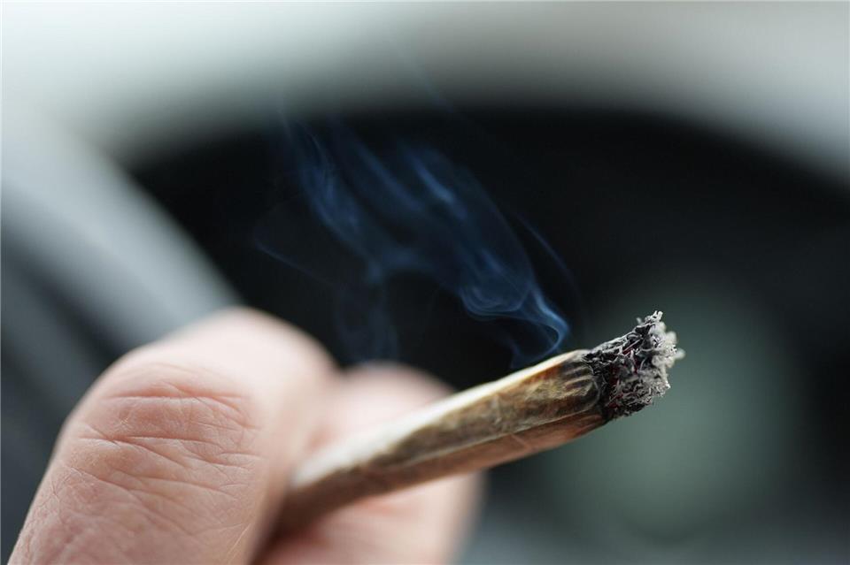 Bei einer Verkehrskontrolle in Berlin entdeckte die Polizei mehr als 240 Tütchen mit mutmaßlichem Cannabis. (Symbolbild)Marcus Brandt/dpa