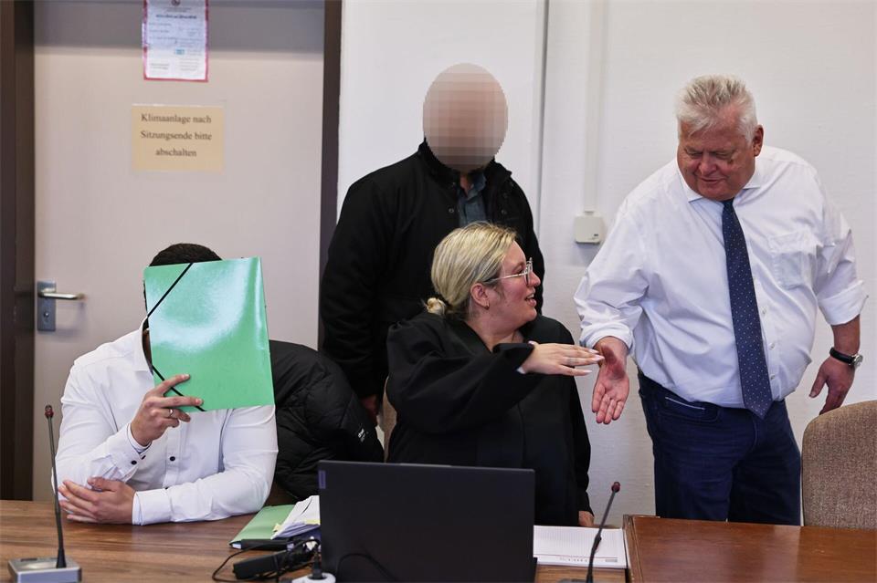 Bei einer Verurteilung droht den Beamten auch die Entfernung aus dem Polizeidienst.Oliver Berg/dpa