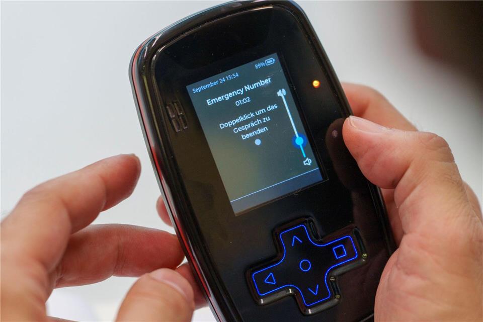 Bei einer Vorführung der spanischen Fußfessel aktiviert ein Opfer eine Notfallsituation. (Archivbild)Andreas Arnold/dpa