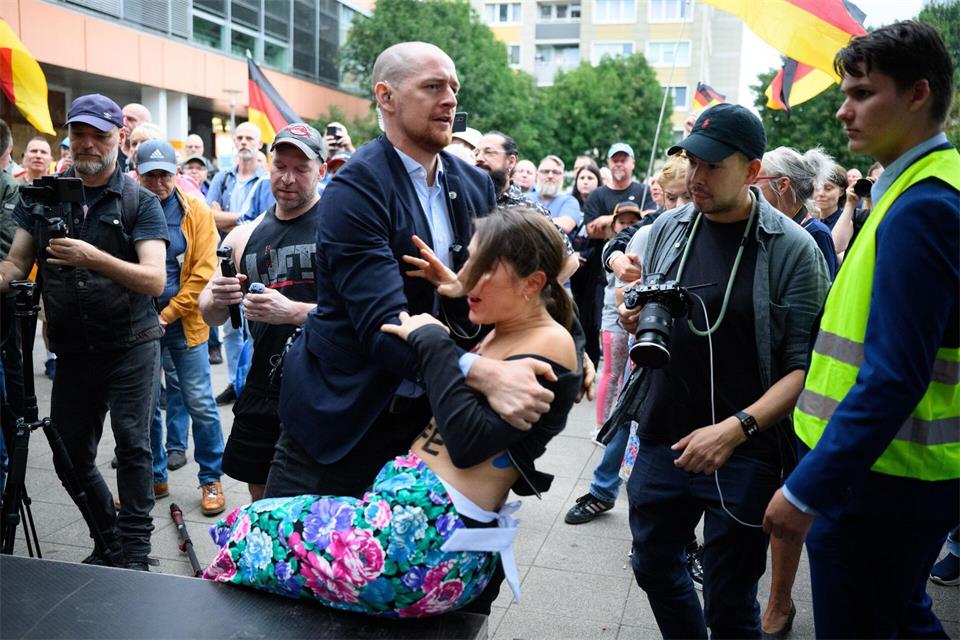 Bei einer Wahlkampfveranstaltung der AfD in Berlin ist es zu einem Zwischenfall mit Aktivistinnen gekommen. Bernd von Jutrczenka/dpa