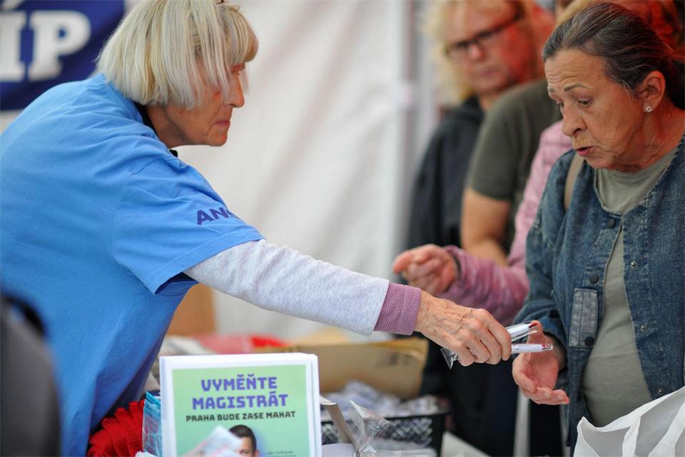 Bei einer Wahlkampfveranstaltung der rechtspopulistischen Partei ANO in Prag werden Werbemittel wie Kugelschreiber verteilt.Michael Heitmann/dpa