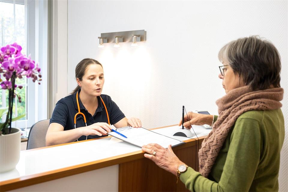 Bei einer bereits diagnostizierten Osteoporose haben Patientinnen und Patienten alle fünf Jahre Anspruch auf eine Knochendichtemessung, bezahlt von der Krankenkasse. picture alliance / dpa-tmn