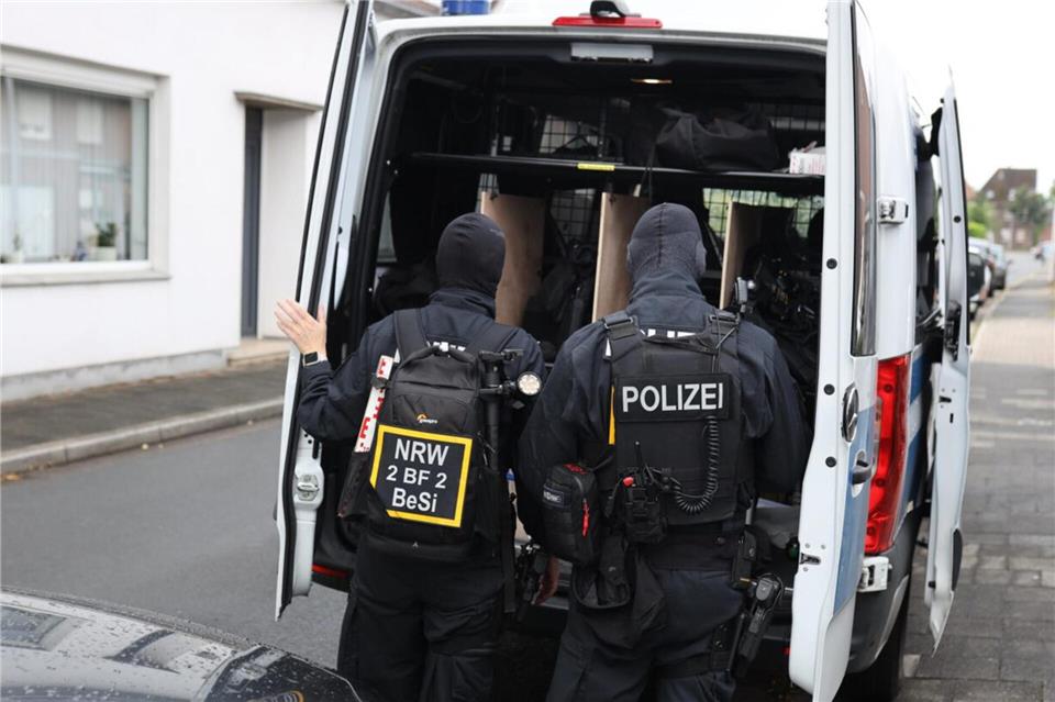 Bei einer großen Aktion in Bocholt hat die Polizei am Mittwoch, 16. Juli, drei Männer festgenommen, die im Verdacht stehen, einen Mann aus Dingden getötet zu haben.