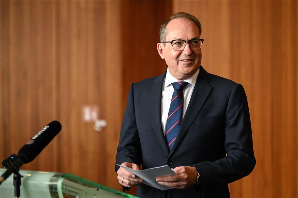 Bei einer kurzfristig anberaumten Pressekonferenz erklärt Bundesinnenminister Alexander Dobrindt (CSU), warum er große Hoffnungen in die nun vereinbarte EU-Verordnung setzt.Britta Pedersen/dpa