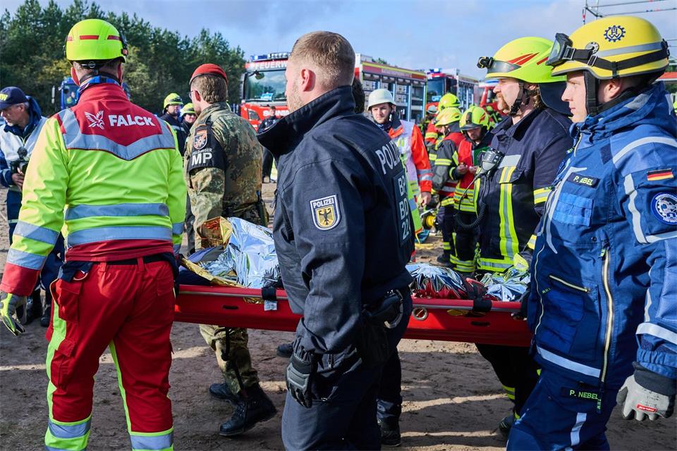 Bei einer mehrtägigen Übung haben Bundeswehr, Polizei, Rettungsdienste und der Katastrophenschutz auf dem Truppenübungsplatz Oberlausitz vor allem die Kommunikation untereinander geübt. Robert Michael/dpa POOL/dpa