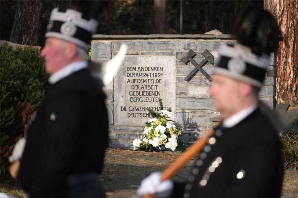 Bei einer schweren Explosion unter Tage in Oelsnitz/Erzgebirge kamen 1921 57 Bergleute ums Leben. An das schwere Unglück und seine Opfer erinnert ein Gedenkstein im Ort. Sebastian Willnow/dpa
